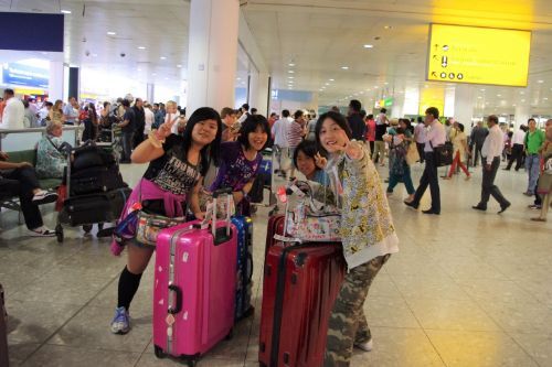 サマースクール参加者。小学生も元気に空港到着。