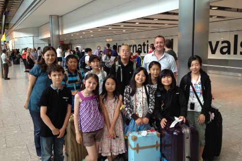 サマースクール留学生をASK英国留学センター代表夫婦が空港出迎え。小学生も安心した笑顔。