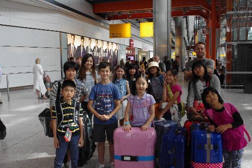 小学生が皆でサマースクールに渡英。ハント夫妻が出迎え