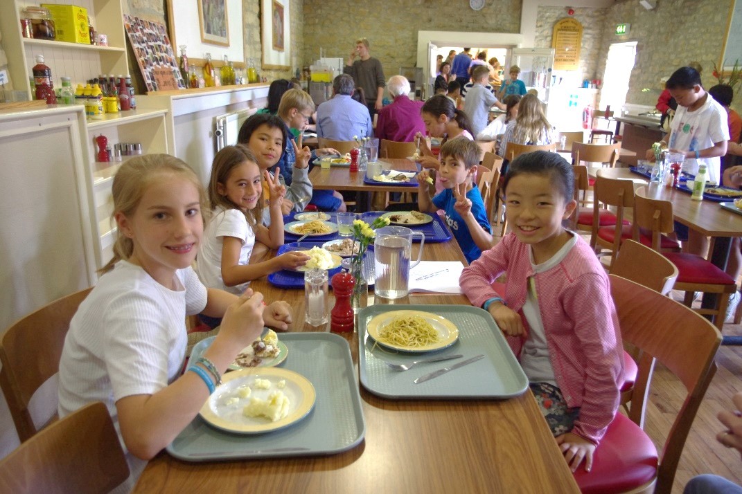 サマースクールで食事をする小学生