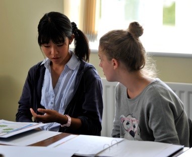 サマースクールでレッスンを受けている高校生