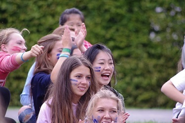 サマースクール運動会で元気に応援する留学生たち