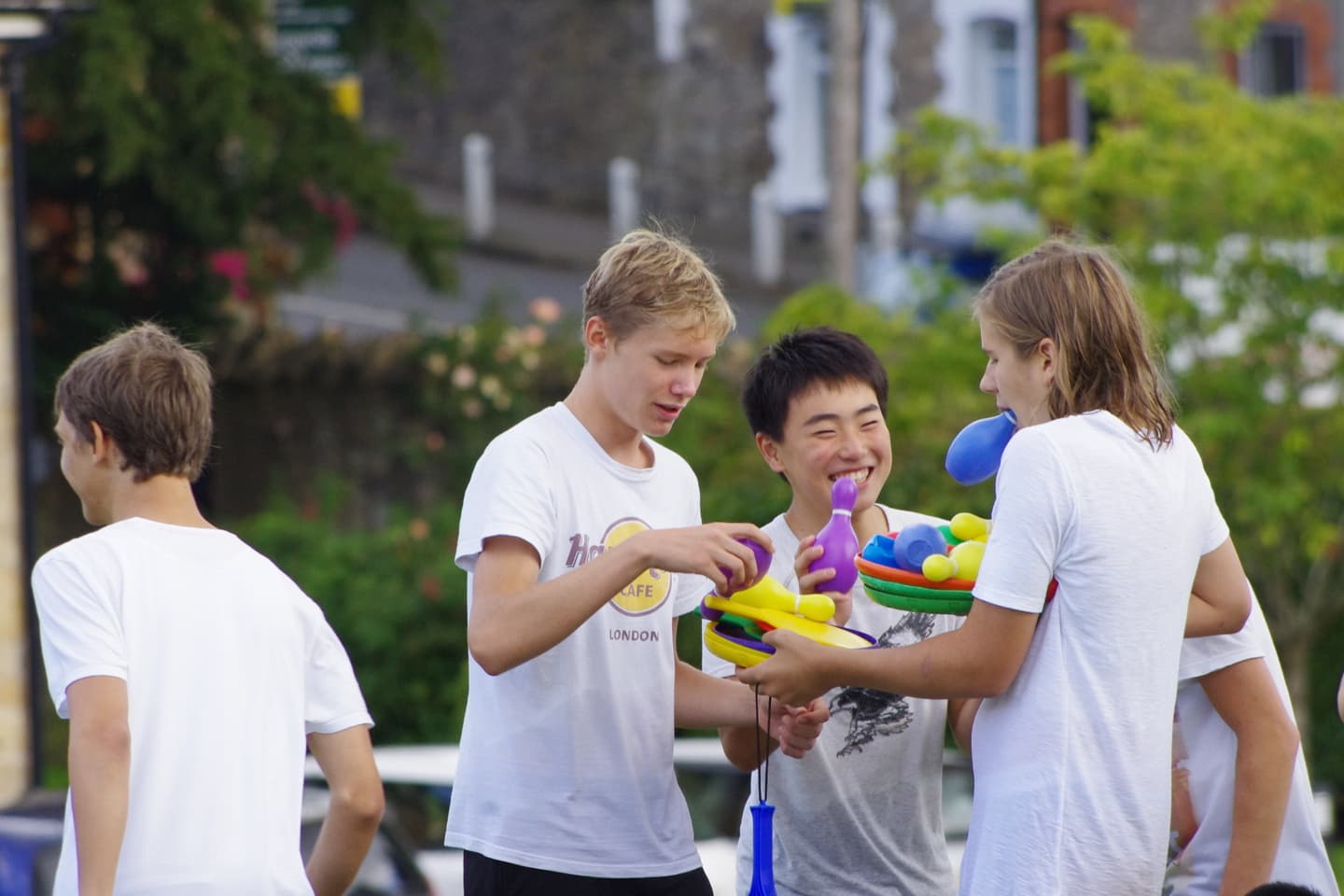 イギリスならではの競技に楽しそうに取り組む高校留学生たち