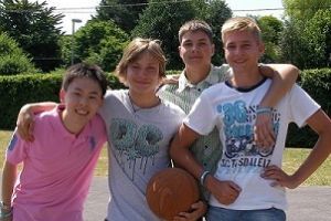 サマースクールの過去の参加者たちが仲良く肩を組んでいる写真