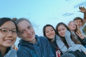 海外サマーキャンプに過去参加した学生たちの笑顔の写真