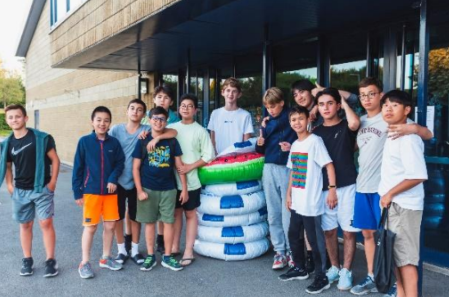 海外サマーキャンプ プールの前で集合写真