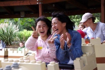 子供達がレゴで遊んでいる