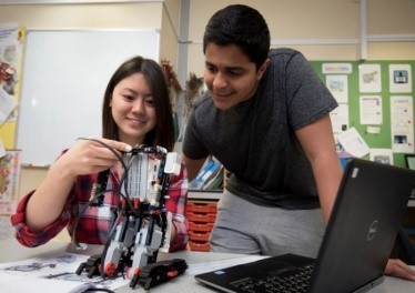 笑顔で理科の実験に取り組む留学生たち