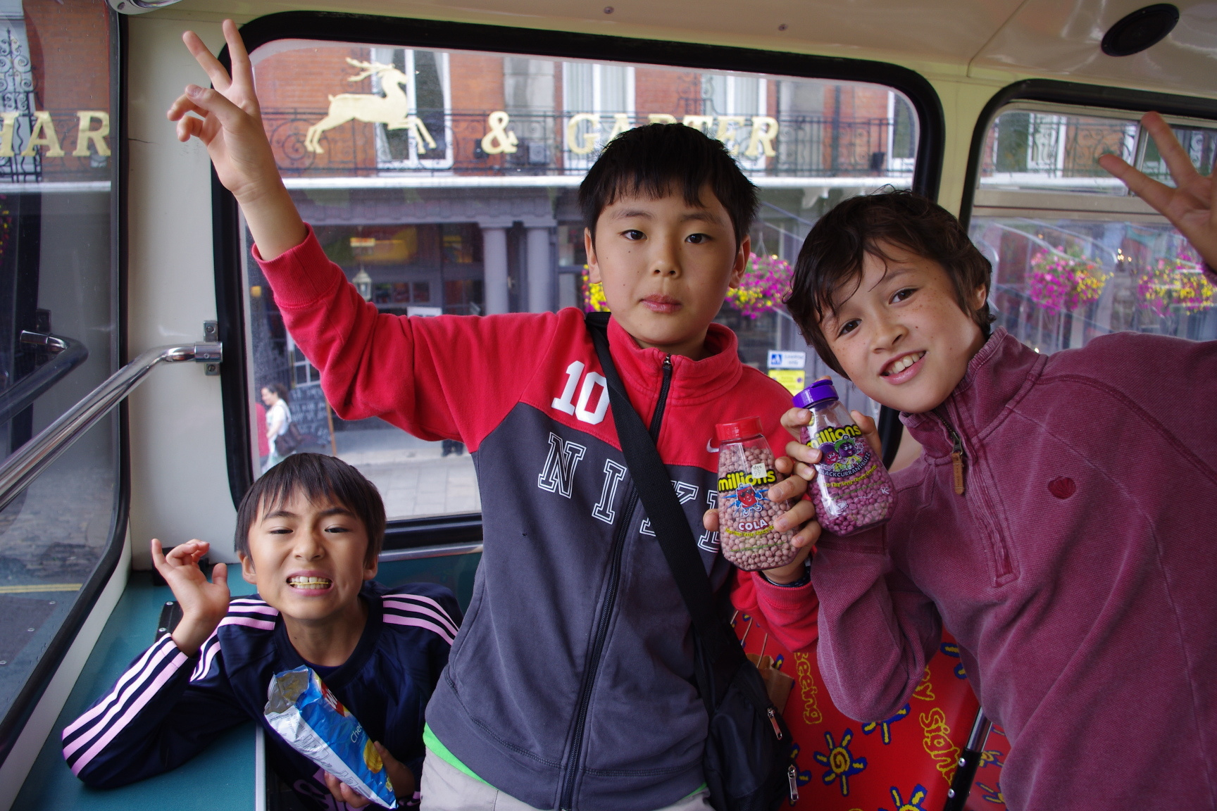 サマースクール遠足、二階建てバスにのる子供達