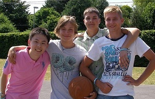 サマースクールの過去の参加者たちが仲良く肩を組んでいる写真