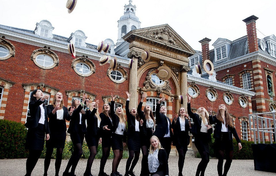 イギリス名門パブリックスクール卒業式の写真